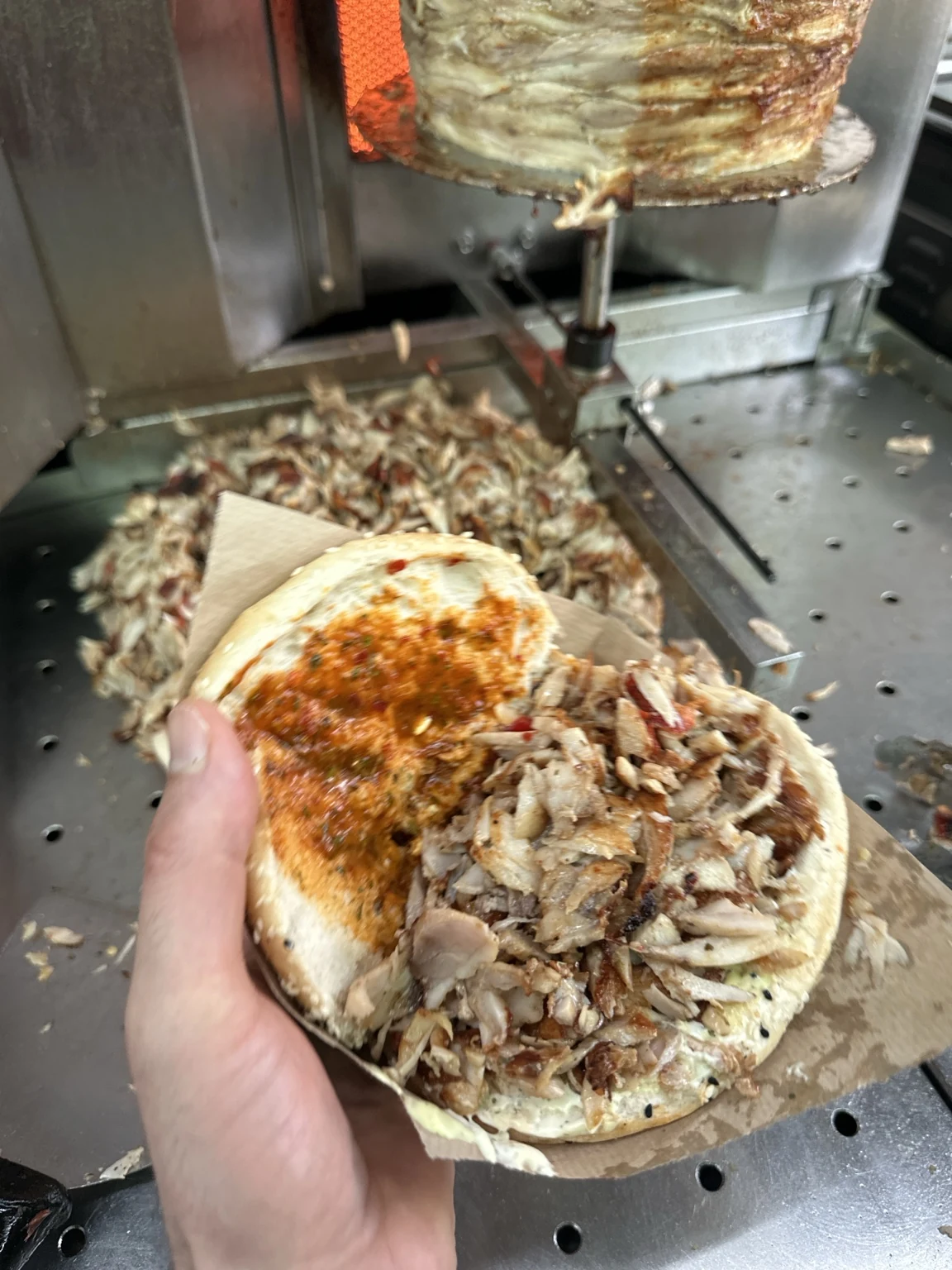 Frisch geschnittener Chicken-Döner wird bei Foodbag direkt ins Brot gegeben
